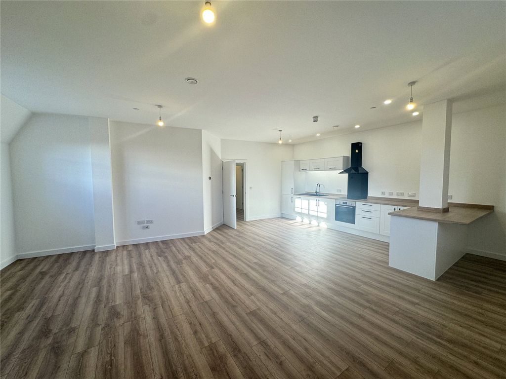 Property photo 3 of 11 Flat 402