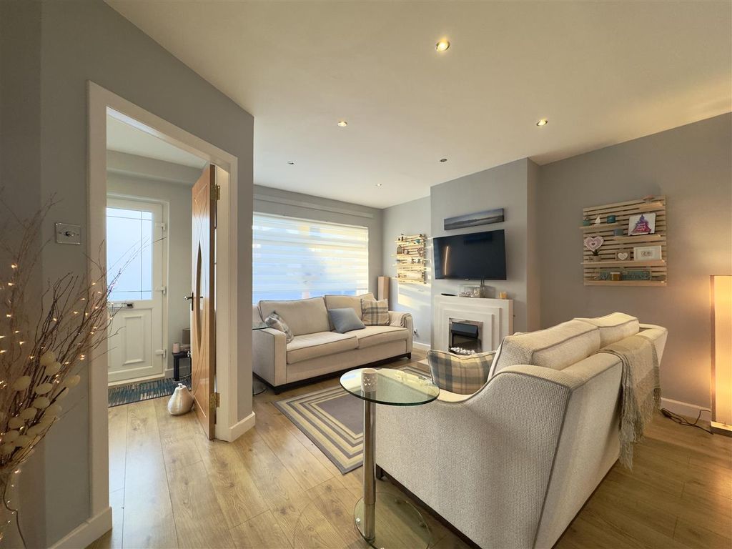 Property photo 3 of 24 Lounge