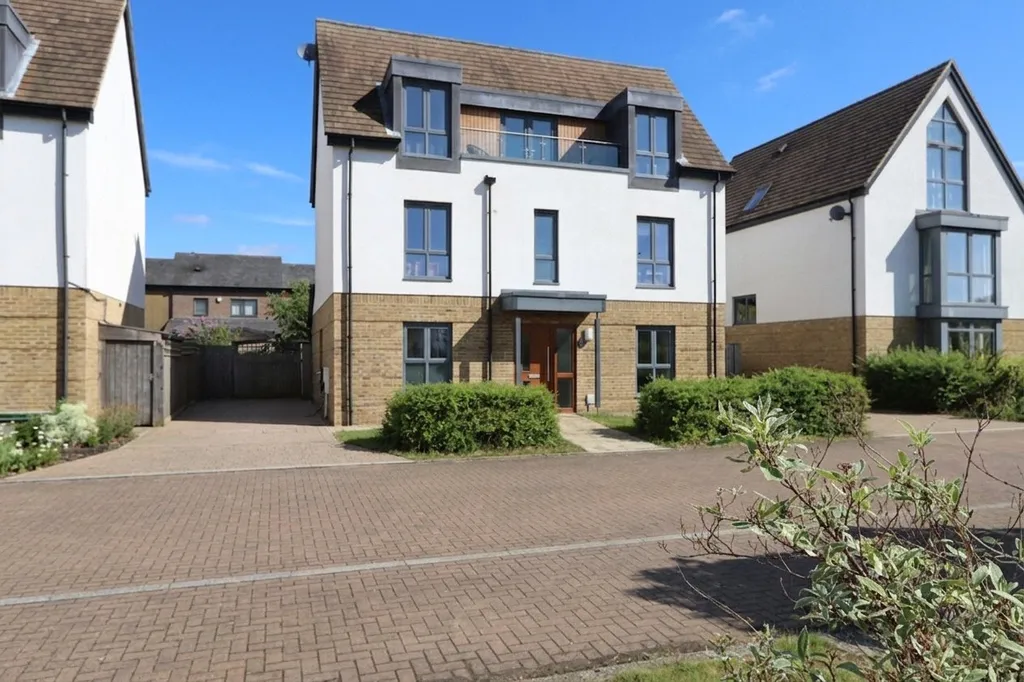 House in Oakgrove MK10 - View 3
