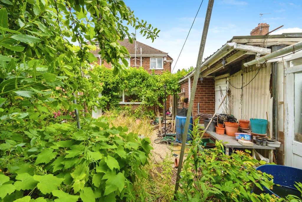 Property photo 3 of 14 Laburnum Garden To House