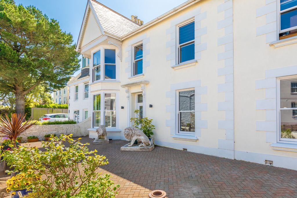 Property photo 1 of 20