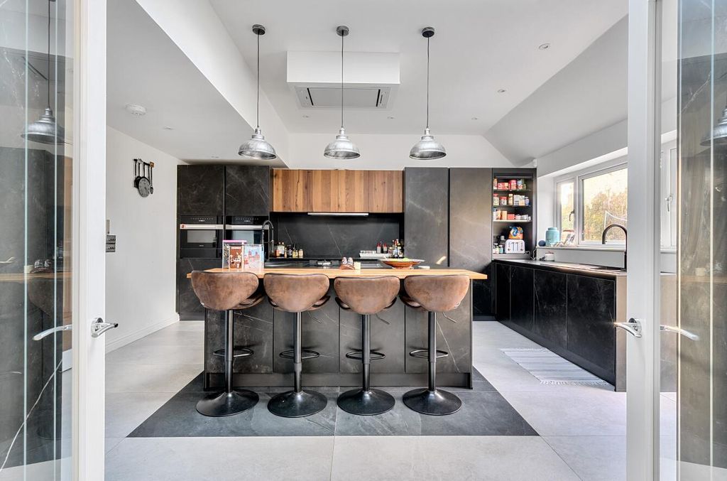 Property photo 2 of 20 Image