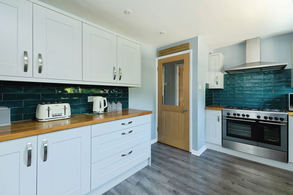 Property photo 3 of 19 Kitchen