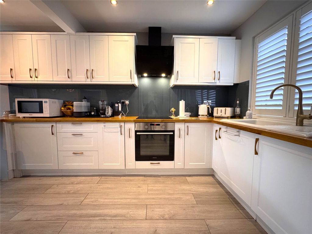 Property photo 2 of 12 Picture No. 11