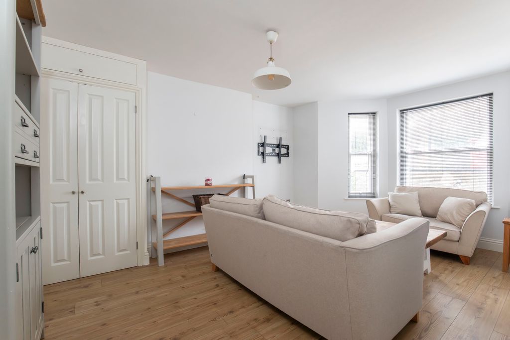 Property photo 2 of 10 Flat 1, Old Bath Rd-10