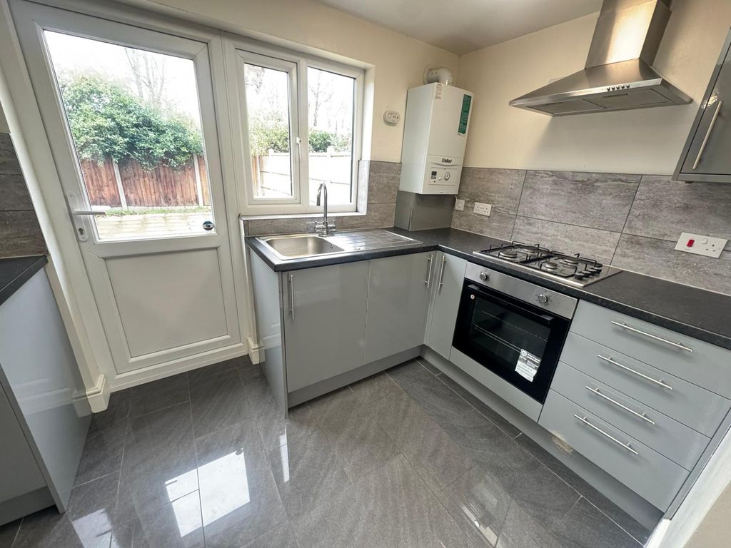 Property photo 1 of 13 3 Bed House To Rent Ilford Ig1
