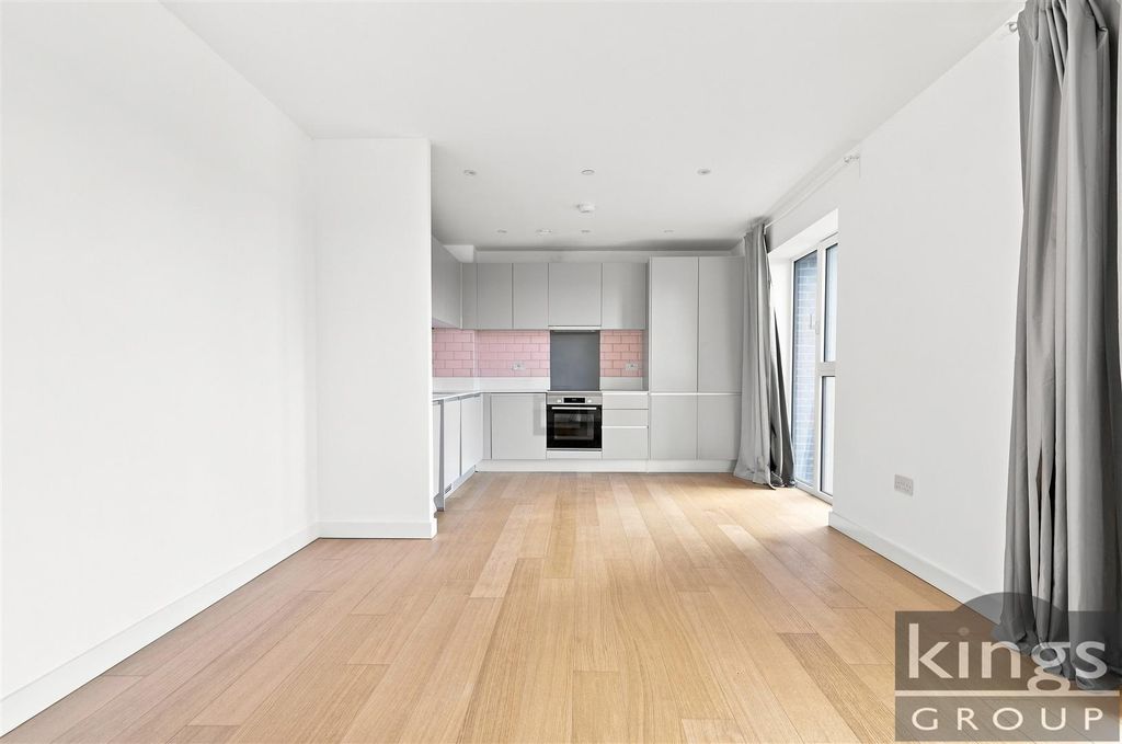 Property photo 1 of 19 Living Room/Kitchen