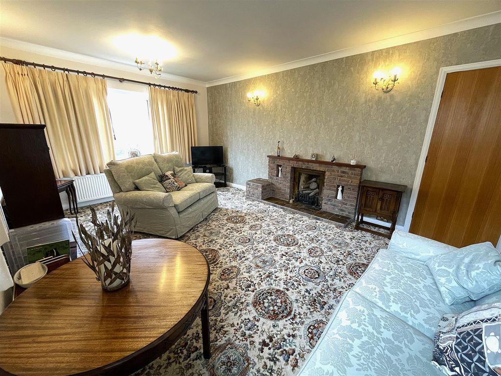 Property photo 3 of 23 Lounge