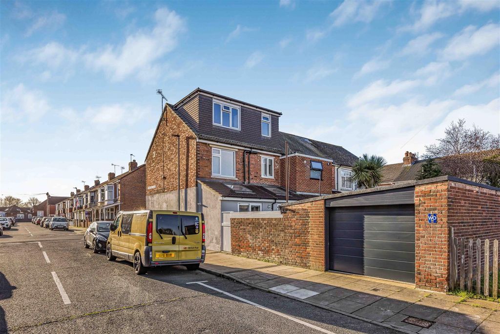 Property photo 2 of 21 67 Cobden Avenue, Portsmouth-Small-Porticomarketin