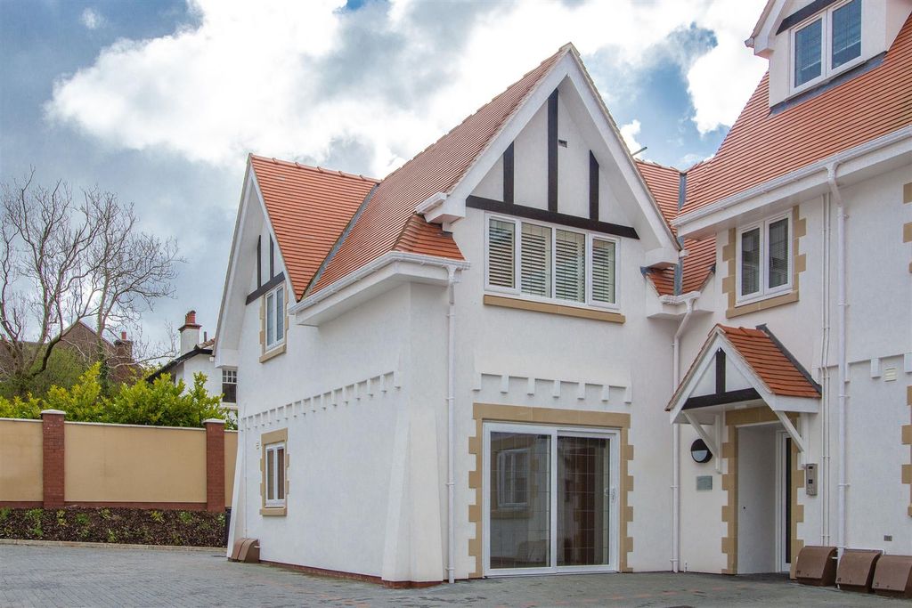 Property photo 1 of 18 1 The Retreat External.Jpg