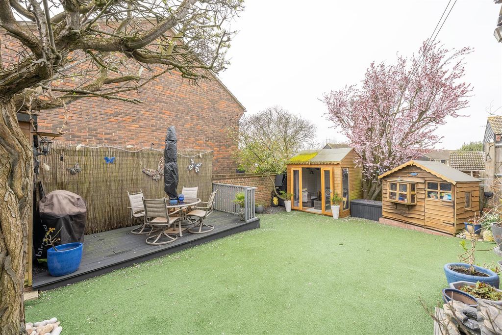 Property photo 2 of 34 Cairns Avenue, Ig8