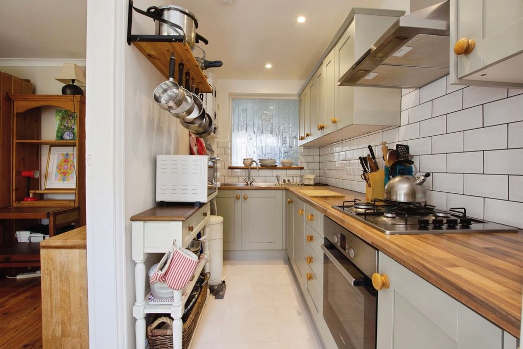 Property photo 3 of 17 Kitchen