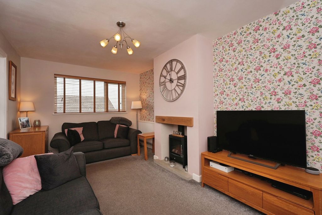 Property photo 2 of 17 Lounge