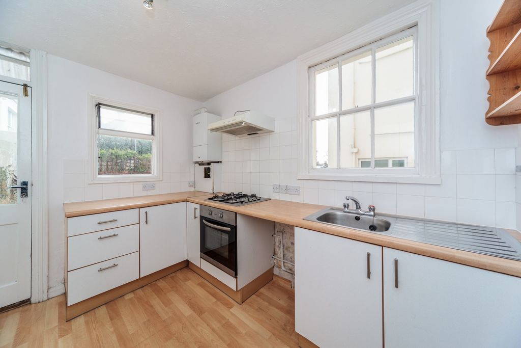 Property photo 3 of 8 Kitchen