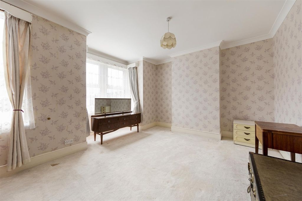 Property photo 3 of 23 8 Roland Road, E17