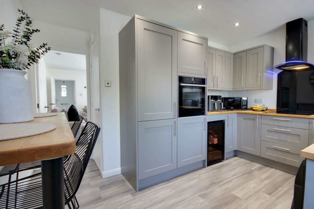 Property photo 3 of 13 1 Kit Din A