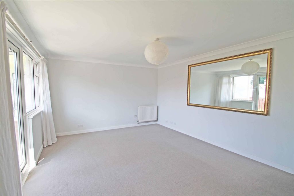 Property photo 3 of 11 Living Room