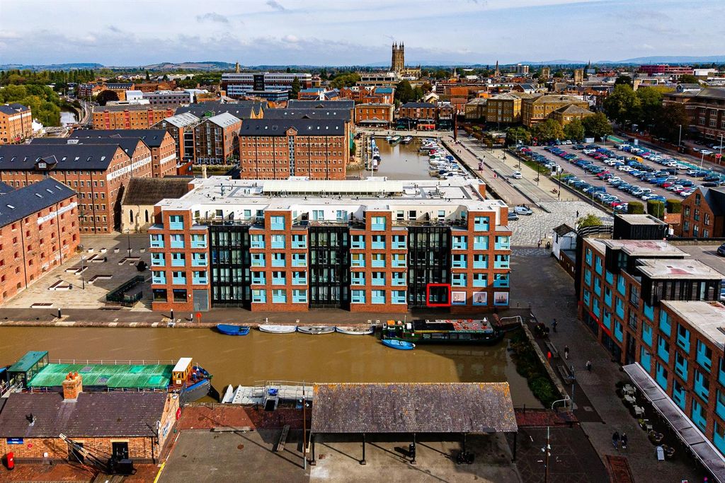 Property photo 1 of 24 Flat 1 The Barge Arm, Gloucester Docks, Gloucester