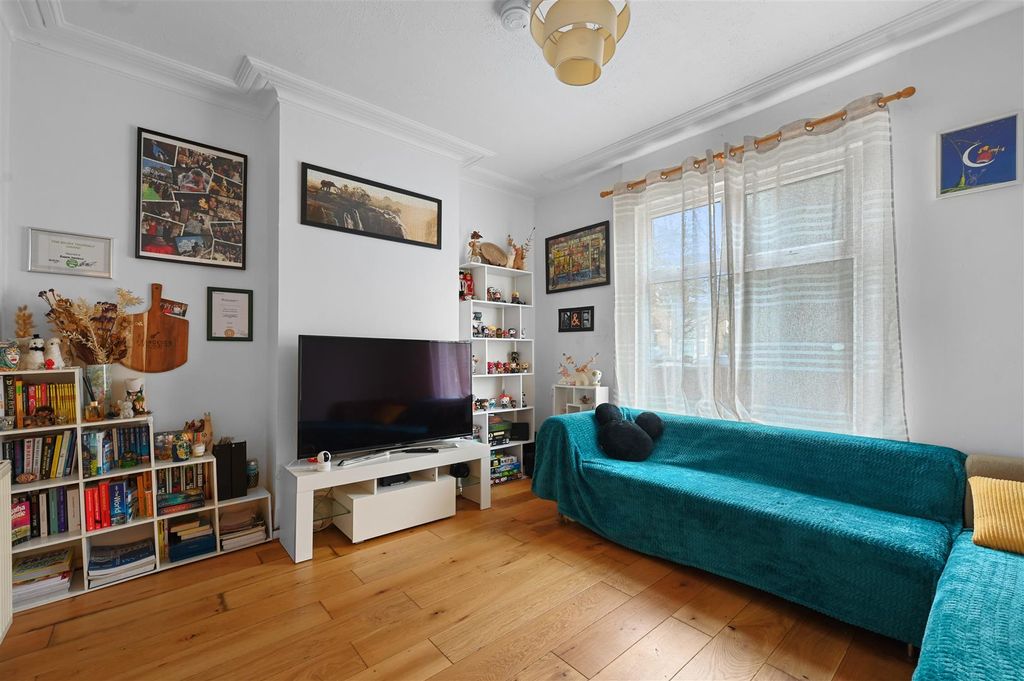 Property photo 2 of 16 Sitting Room/Bedroom