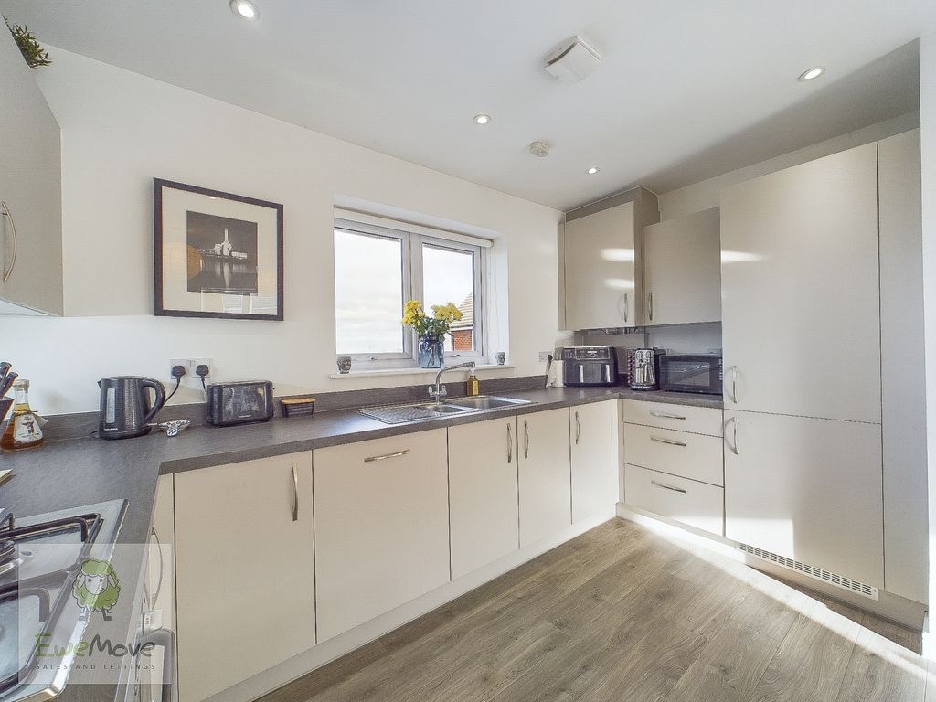 Property photo 3 of 15 Kitchen