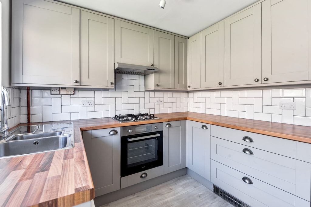 Property photo 2 of 10 New Fully Fitted Kit