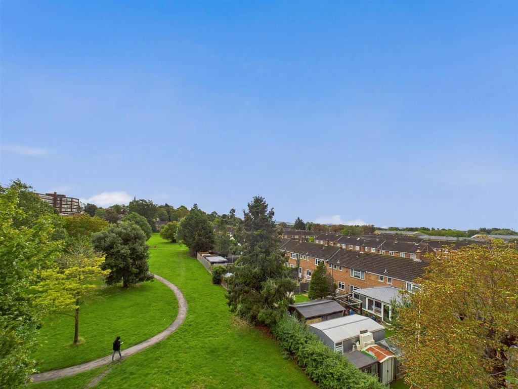 Property photo 2 of 11 Cam04907G0-Pr0310-Still011.Jpg