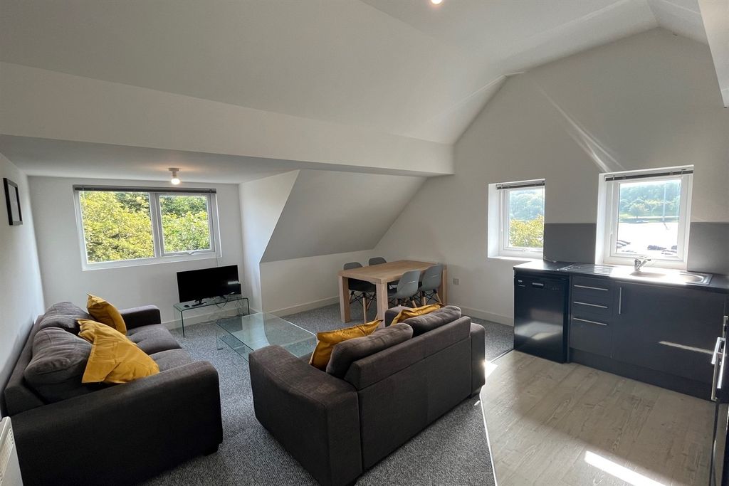 Property photo 1 of 12 (Main)