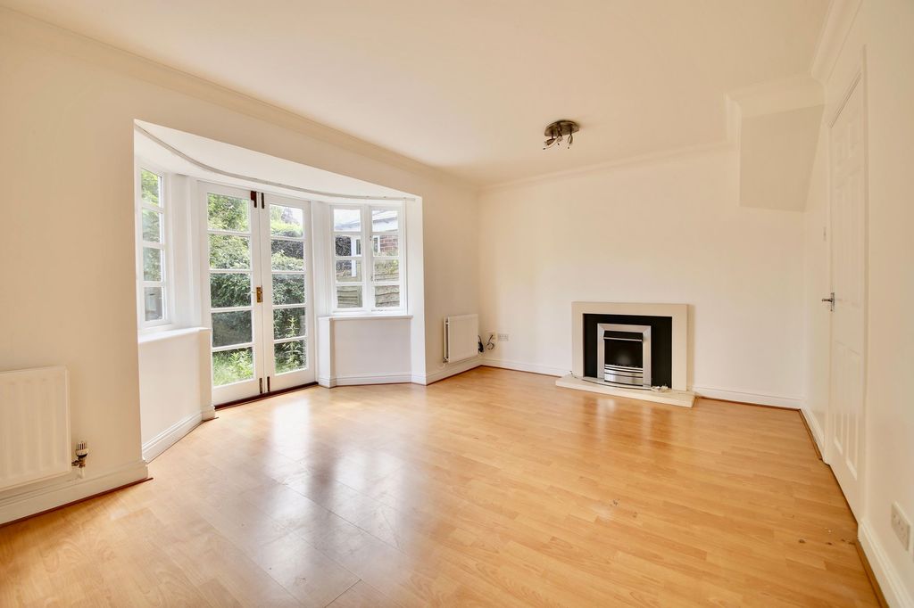 Property photo 1 of 14 Lounge