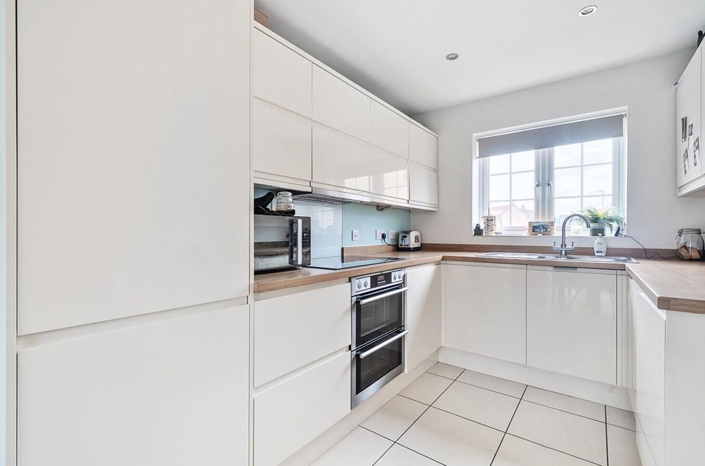 Property photo 3 of 12 Kitchen