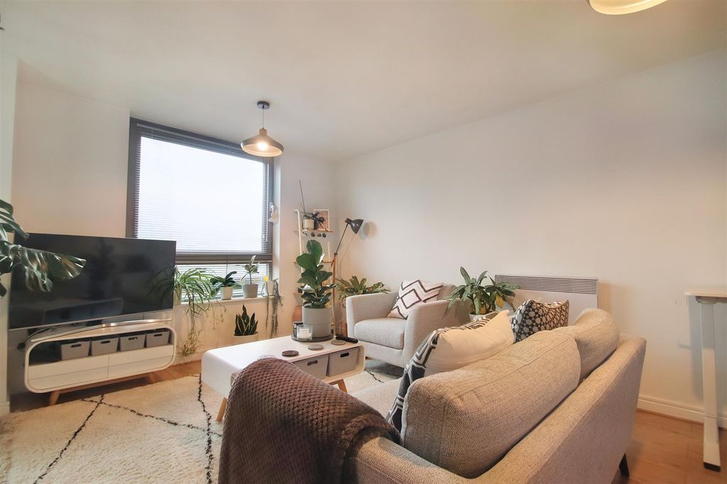 Property photo 2 of 13 Lounge