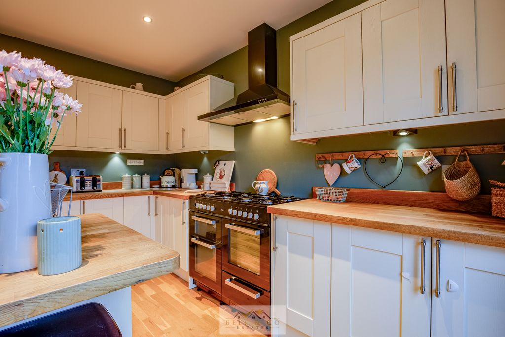 Property photo 3 of 31 Kitchen 1.2