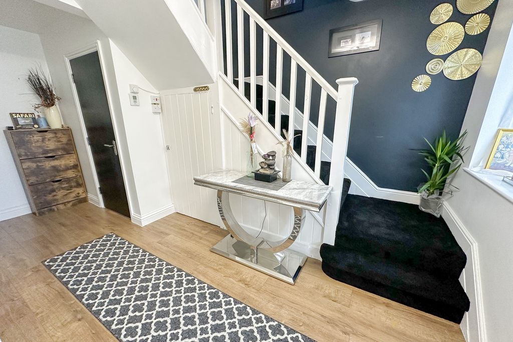 Property photo 3 of 13 Entrance Hall