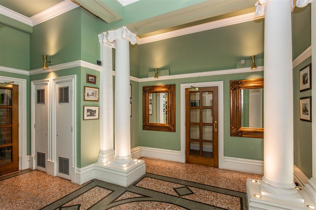 Property photo 2 of 19 Entrance Hall