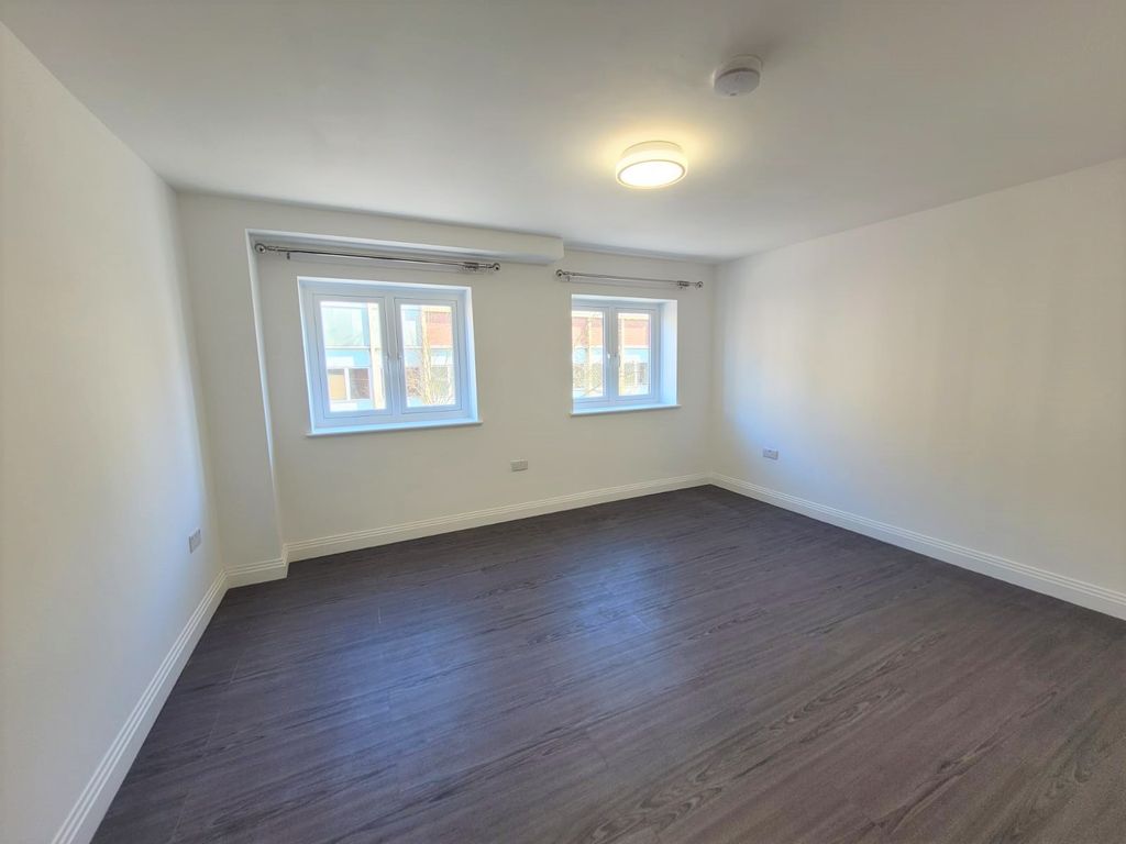 Property photo 2 of 5 Bedroom