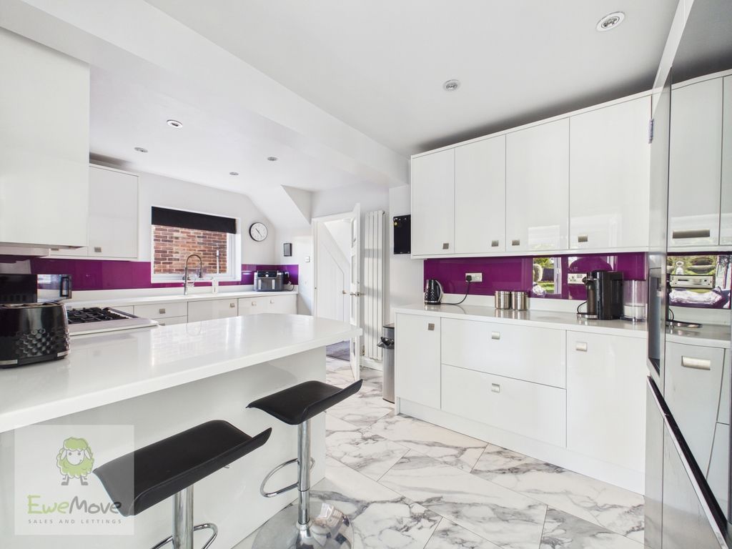 Property photo 2 of 18 Kitchen Breakfast Room