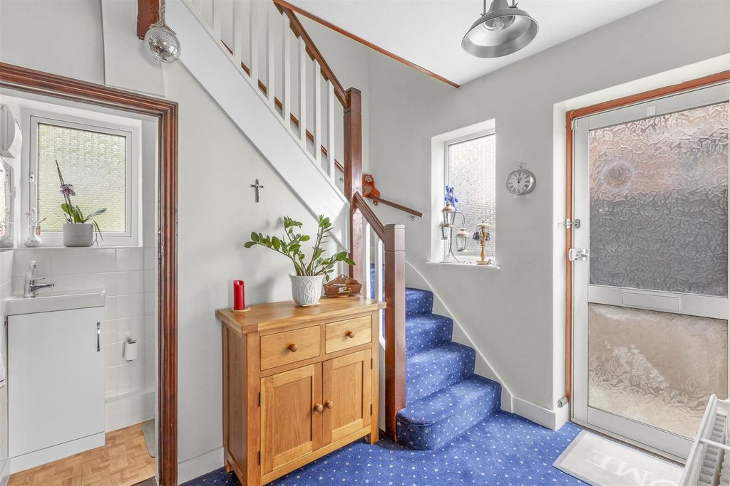 Property photo 3 of 12 Hallway