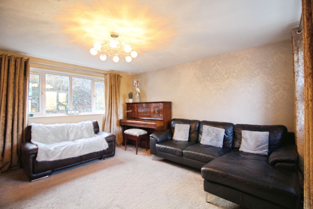 Property photo 3 of 15 Lounge