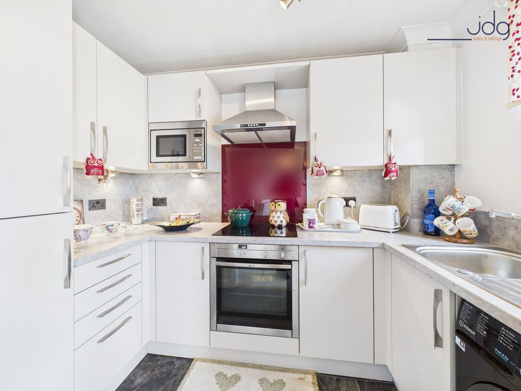 Property photo 3 of 8 Kitchen