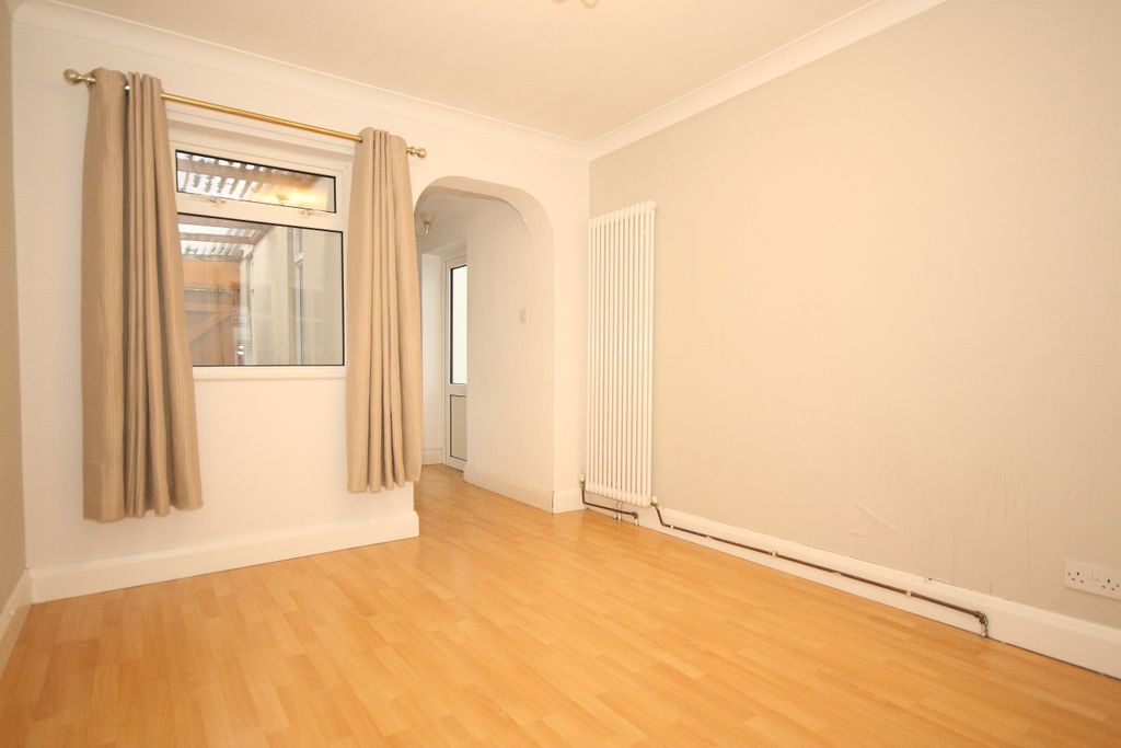 Property photo 3 of 10 Dining Room