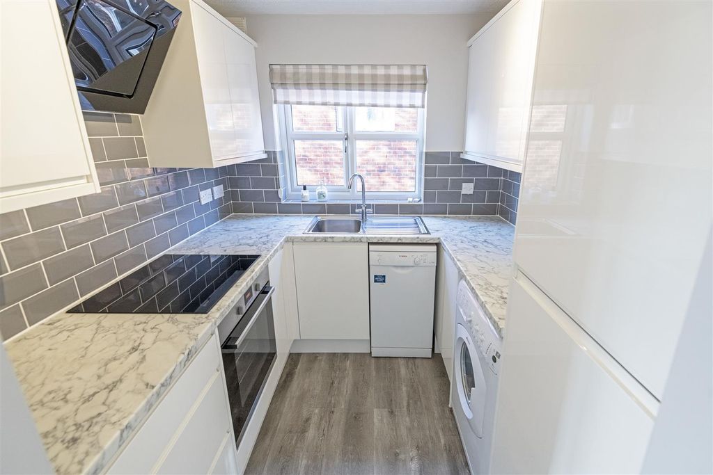 Property photo 2 of 8 23 Holm Court 08.Jpg