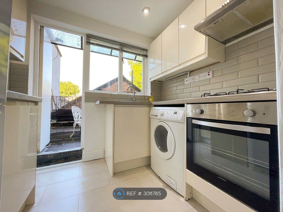 Property photo 3 of 10 Kitchen