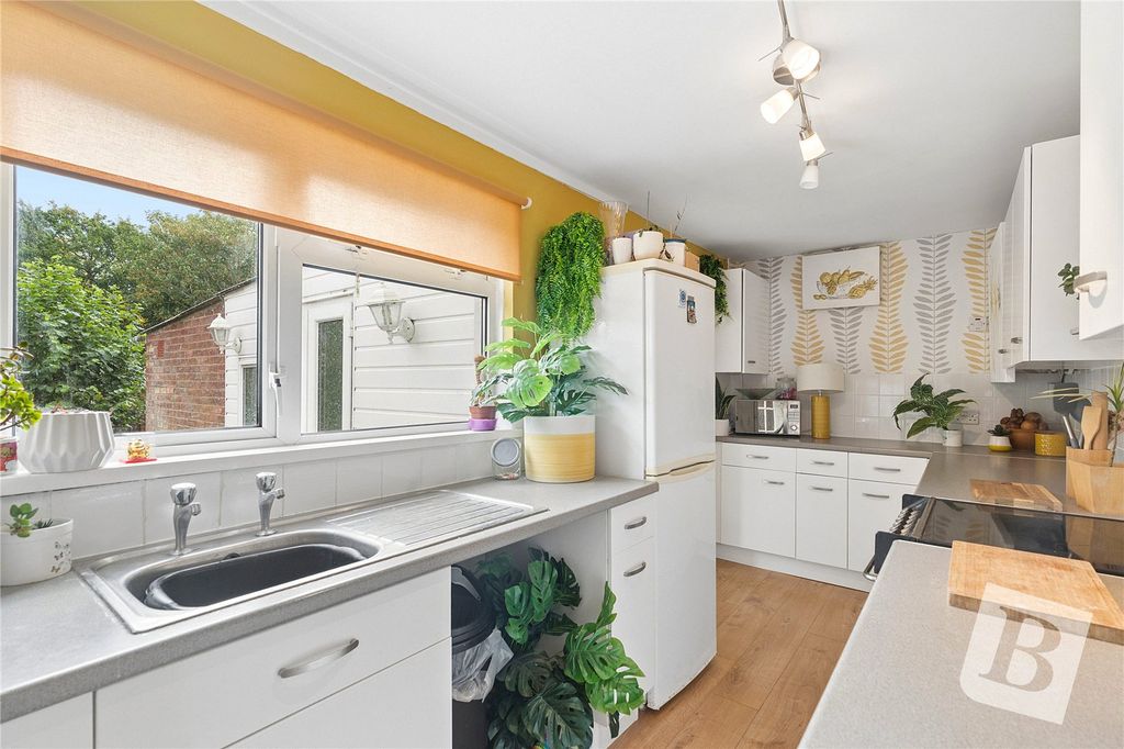 Property photo 3 of 18 Kitchen