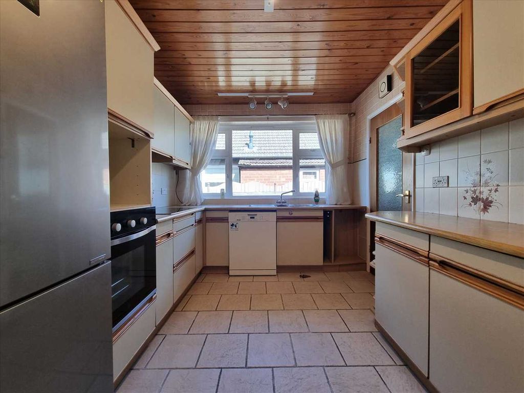 Property photo 3 of 10 Kitchen