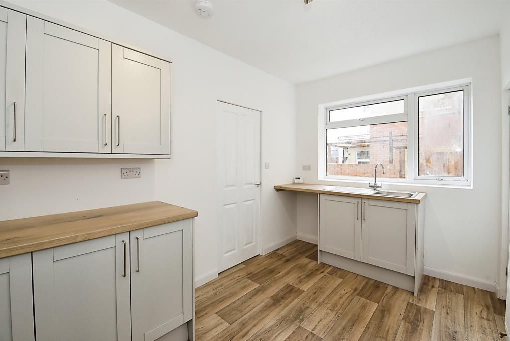 Property photo 3 of 11 Kitchen