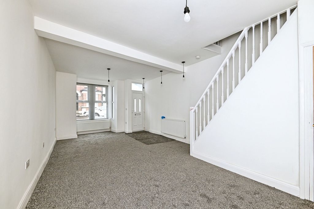 Property photo 3 of 11 Loung/Dinning