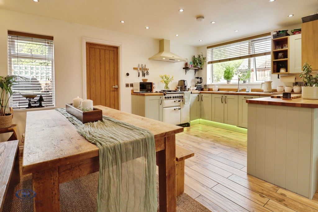 Property photo 3 of 25 Pbox-Img.Jpg
