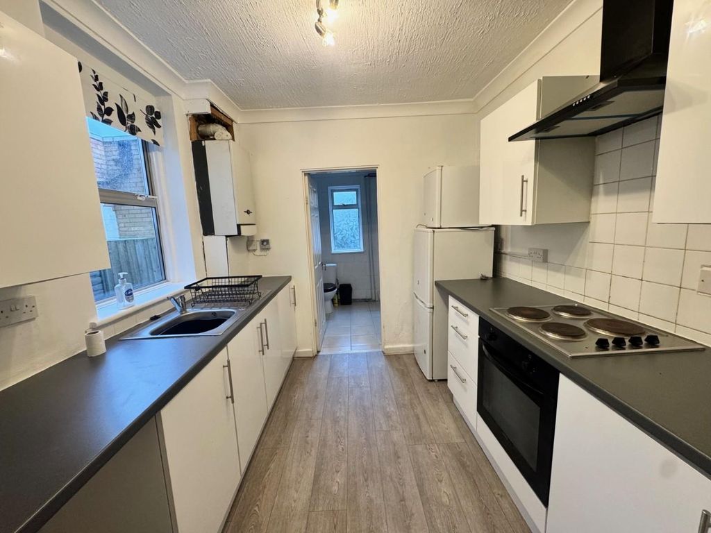 Property photo 1 of 8 Kitchen.Jpg