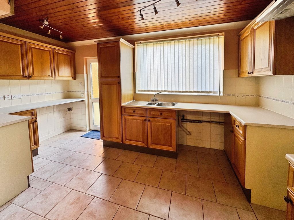 Property photo 3 of 9 Photo 8