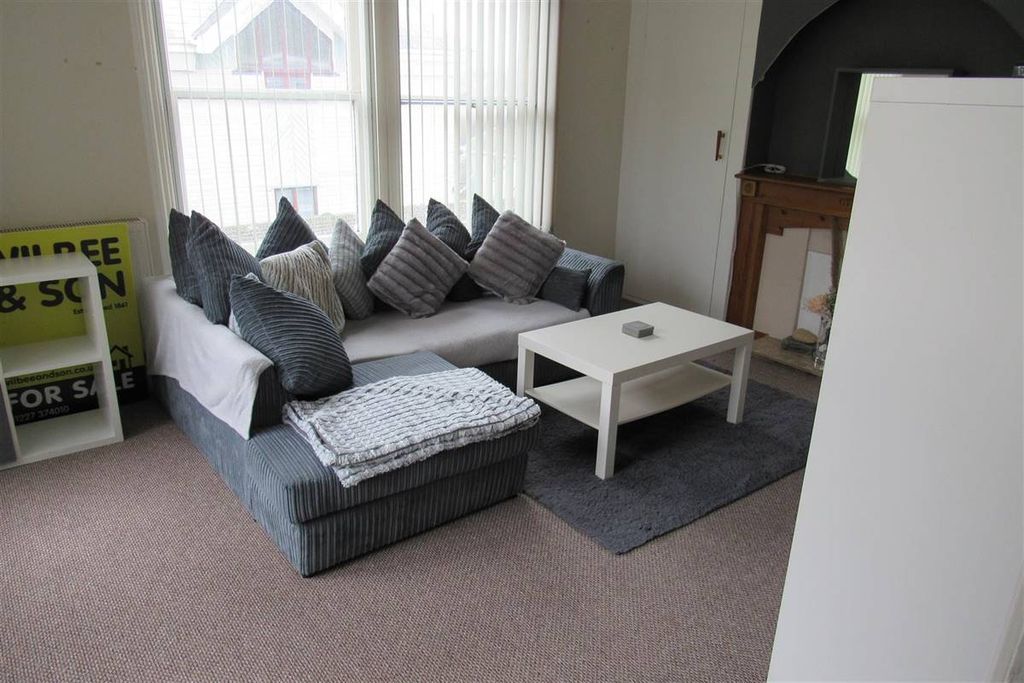Property photo 3 of 14 Lounge