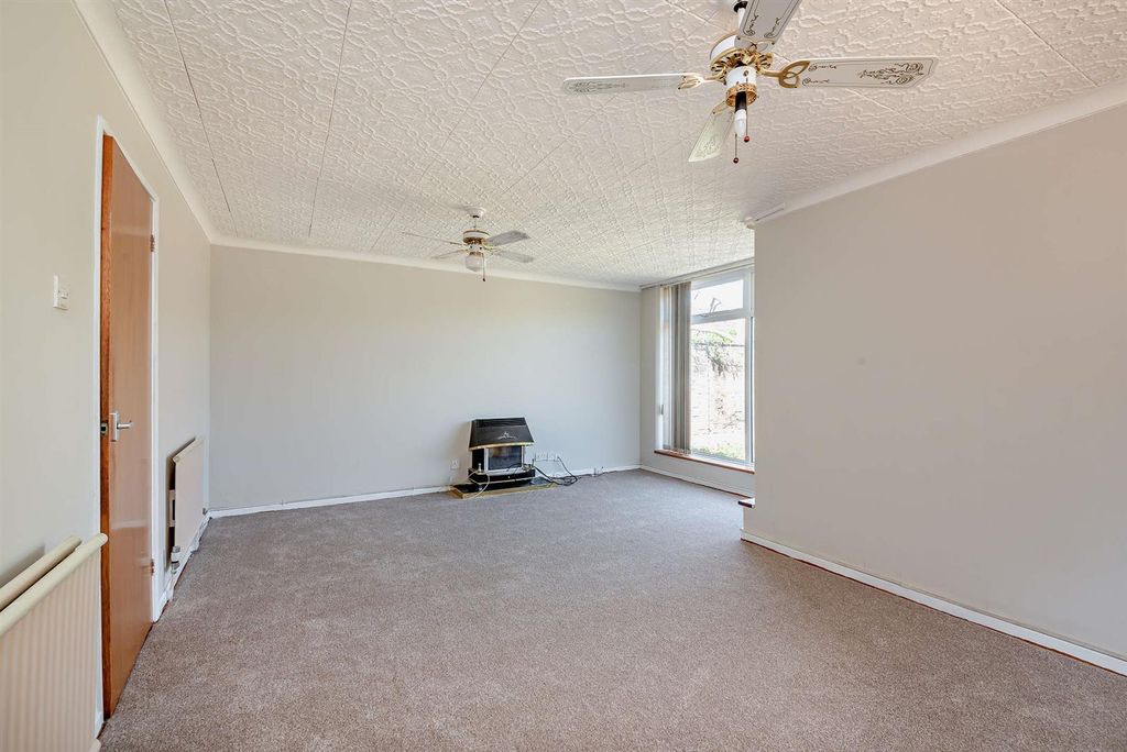 Property photo 2 of 14 8656745-Interior03-800.Jpg